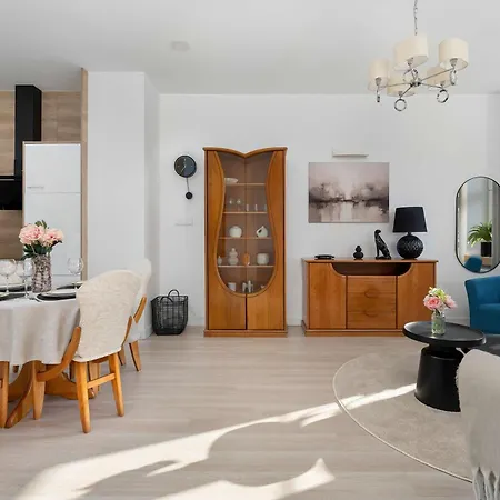Stylish Located In The Old Town Close To Attractions By Renters Daire